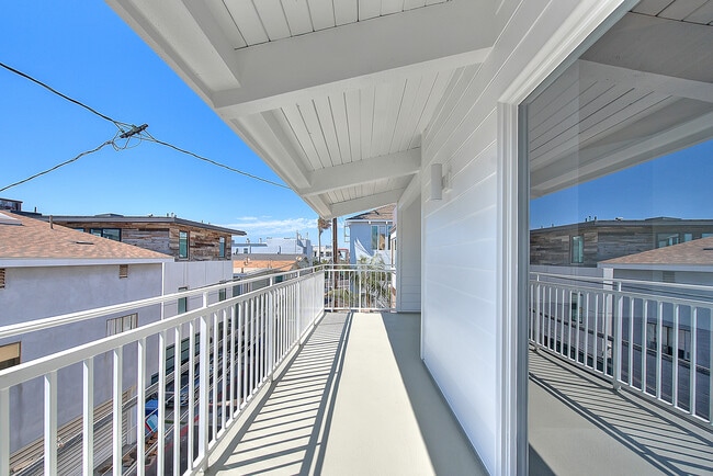 Building Photo - 310 Bayview Dr