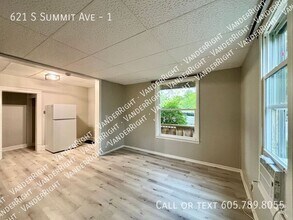 Building Photo - 621 S Summit Ave