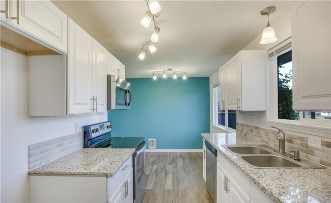 Building Photo - Spacious 3 Bedroom Home in Tacoma