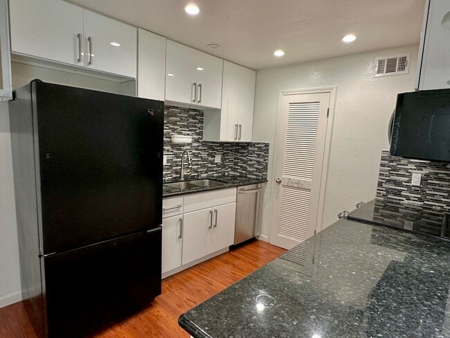 Building Photo - $2990 Stunning Remodeled 2BR/2BA Condo in ...
