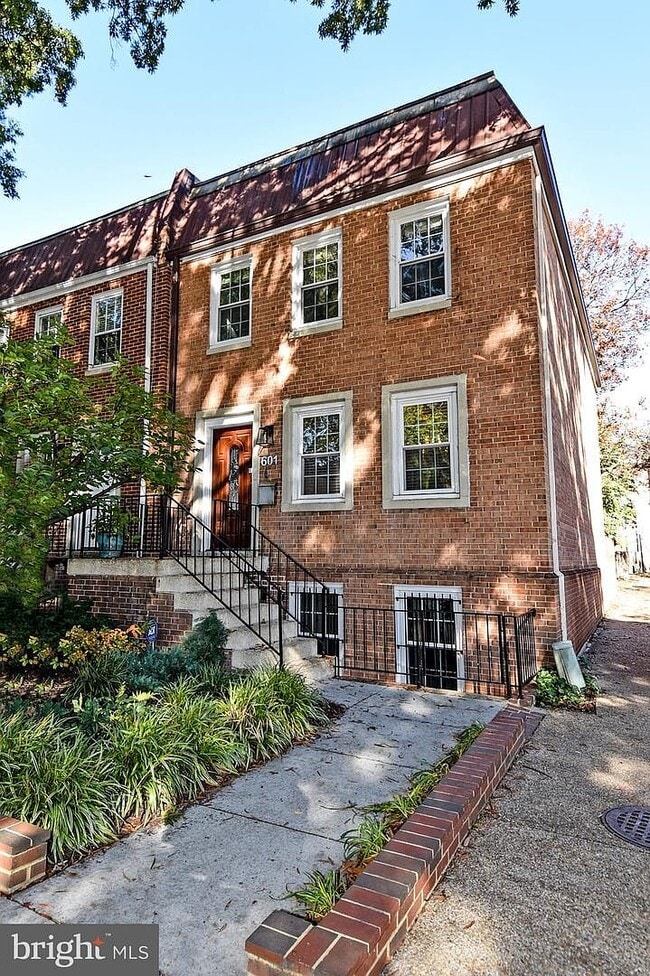 Building Photo - 601 G St SW Building Photo - 601 G St SW