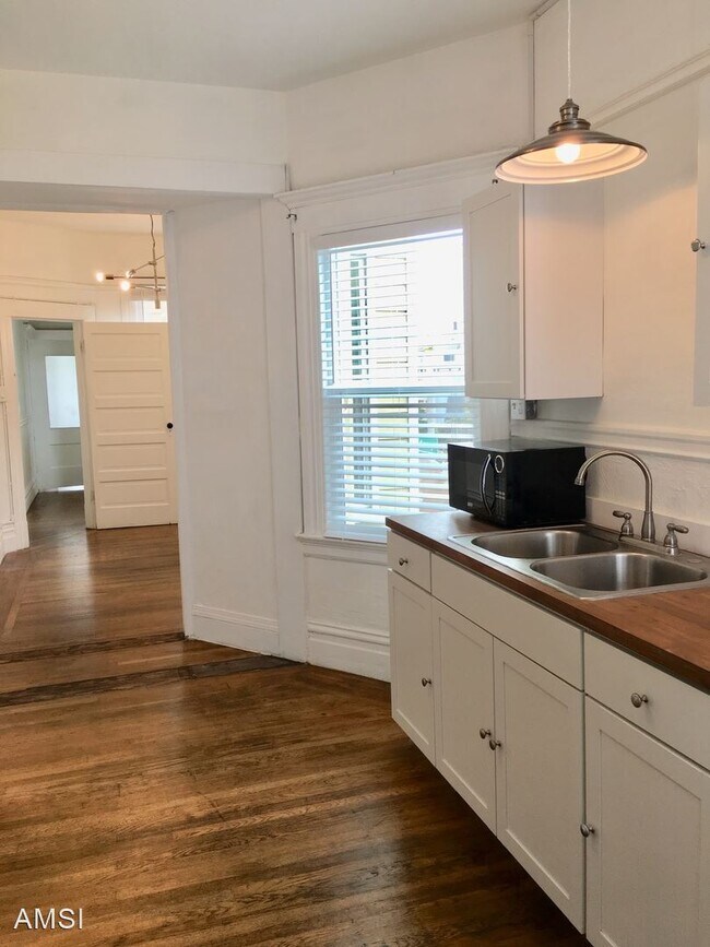 Building Photo - 2 br, 1 bath House - 1305 Lyons Street #5