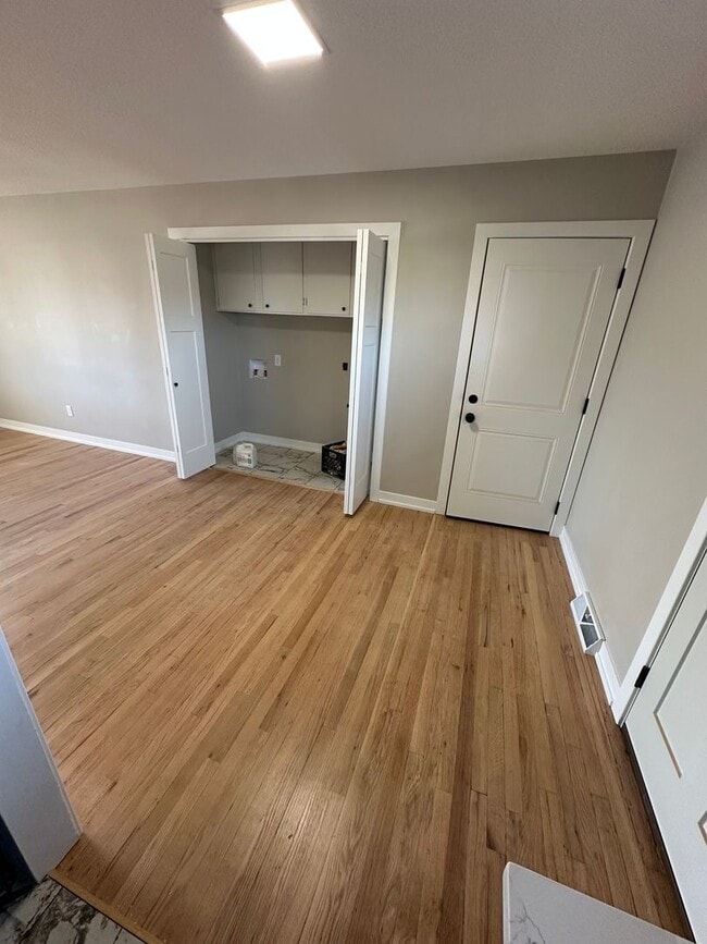 Building Photo - 3 Bedroom, 1 Bathroom House with Attached ...