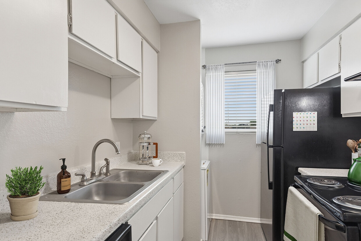 Cocina recientemente renovada en ReNew Midland. - ReNew Midland