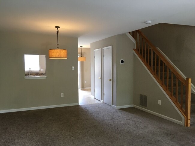 Building Photo - Spacious 3 BR Townhouse in Columbia!