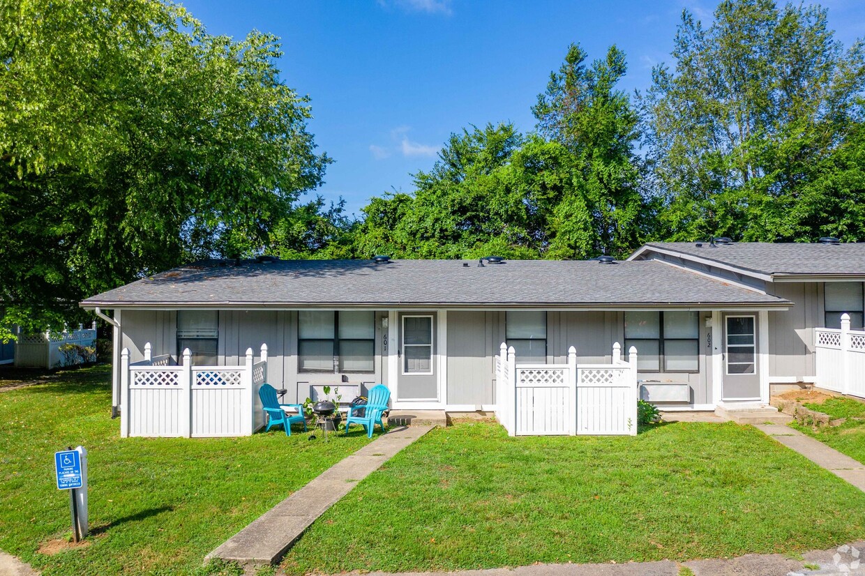 Primary Photo - Stratford Apartments