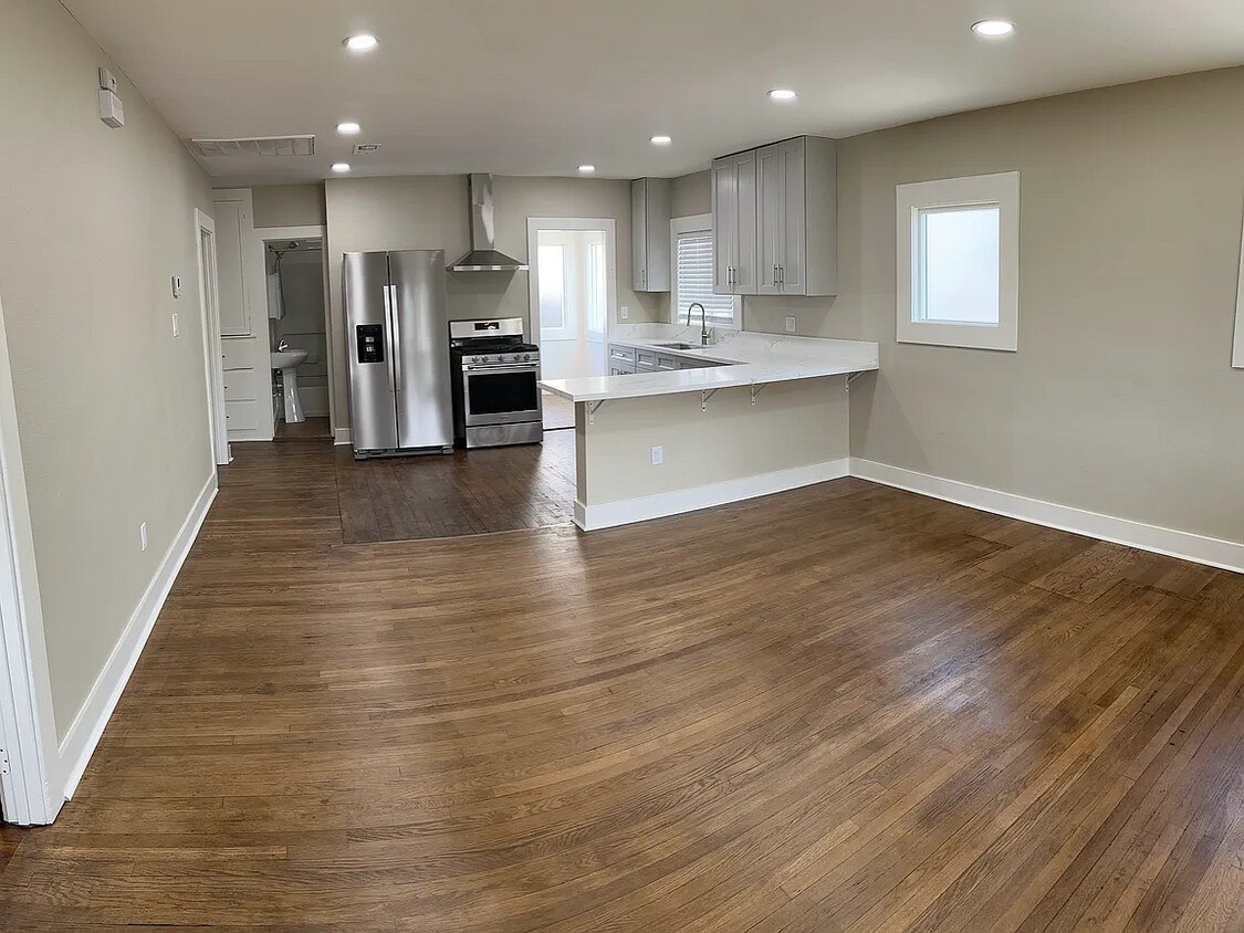 Foto principal - 443 E C St