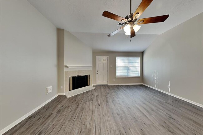Foto del edificio - 6823 Woodland Oaks