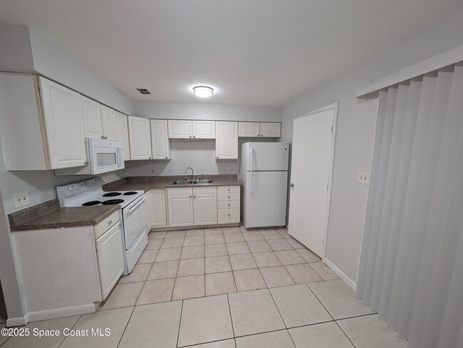 Building Photo - 322 Country Ln Dr