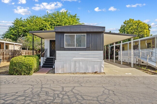 Foto del edificio - 5055 W. TULARE AVE SP 64 - 2 BEDROOM 1.5 BATH - MANUFACTURED HOME - SW VISALIA