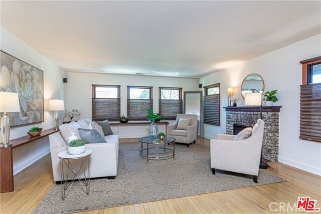 Building Photo - 1032 N Screenland Dr