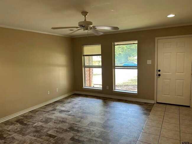 Foto del edificio - 8325 Garrett Dr
