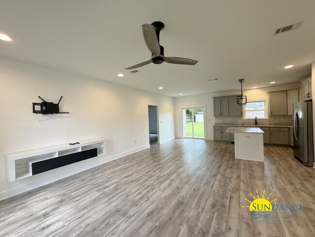 Building Photo - Custom details in this 3 Bedroom Niceville...