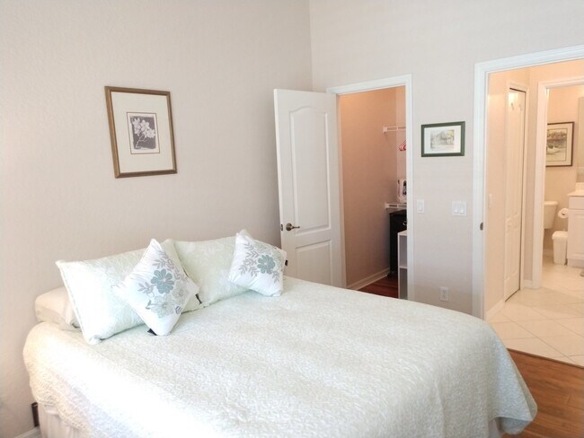 Building Photo - Annual Fully Furnished Second Floor Condo in L Pavia with a Community Pool!
