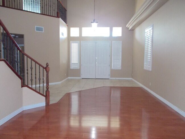 Foto del edificio - Beautiful 4BR Home with Pool, Loft, and 3-...