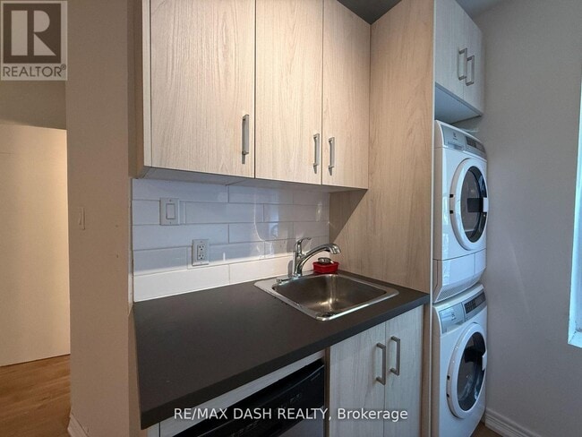 Building Photo - 2471 Dundas St W