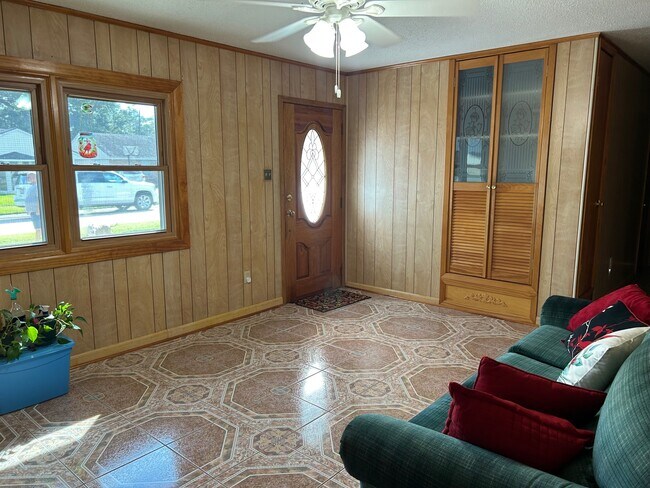 Building Photo - 321 Elsa Dr