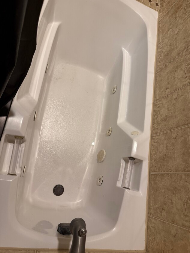 Master bath tab/jacuzzi - 1125 Stanley Ave