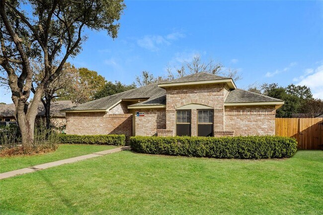 Foto del edificio - 8914 Saratoga Forest Dr