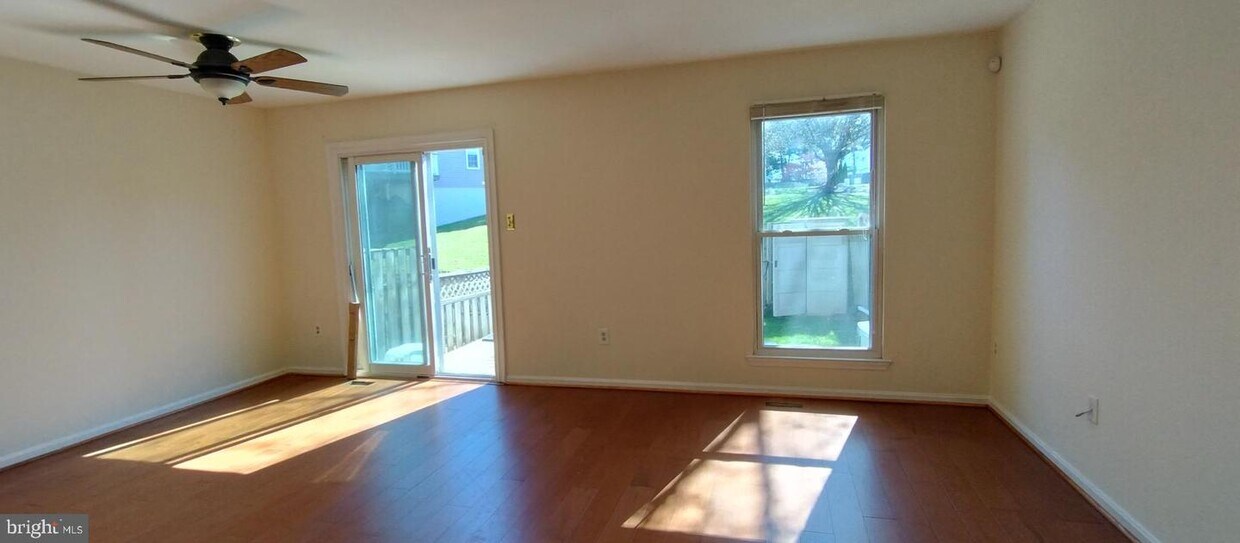 Foto del edificio - 8833 Green Needle Dr