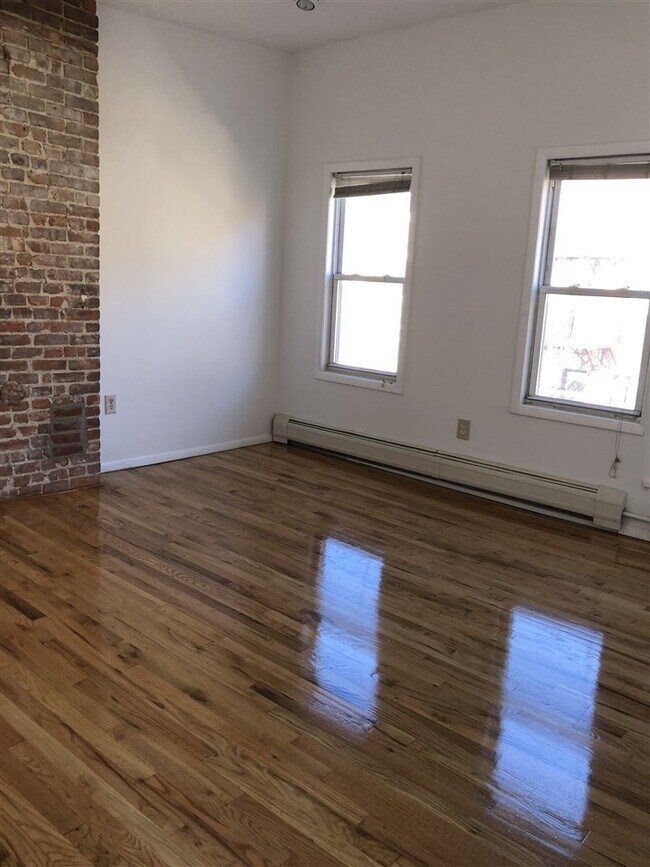 Building Photo - 303 2nd St