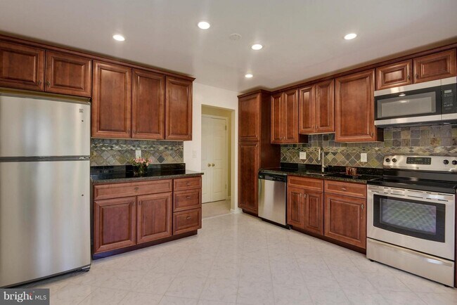 Building Photo - 1493 Selworthy Rd