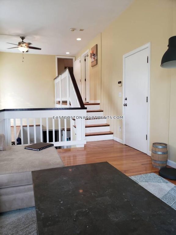 Split level - 1 Brigham St