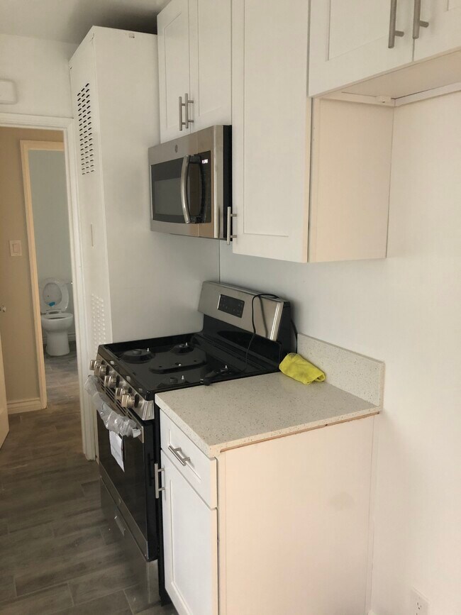 ¡La escuela primaria Matthews tiene una larga tradición de excelencia por más de cien años! - 11666 Chandler Blvd