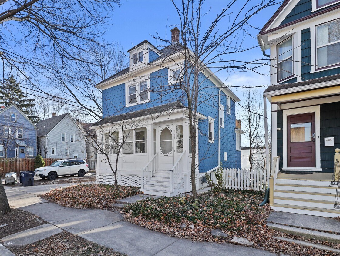 Foto principal - 1613 E Hartford Ave