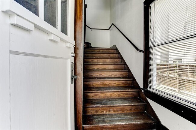 Building Photo - 1604 Hussion St