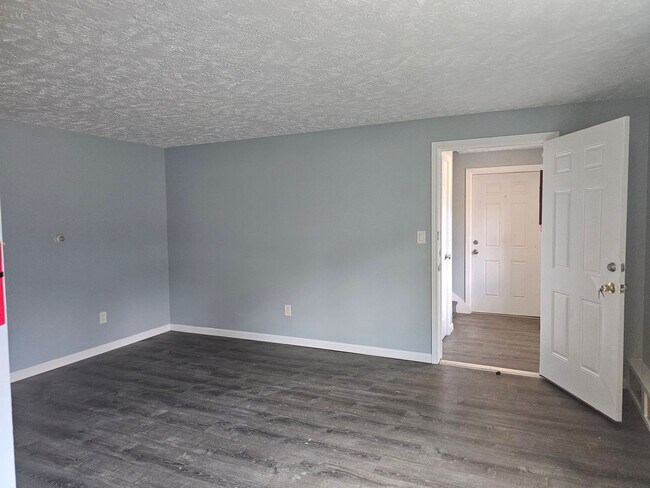 Foto del edificio - 2 bedroom 1 bath top floor apartment locat...