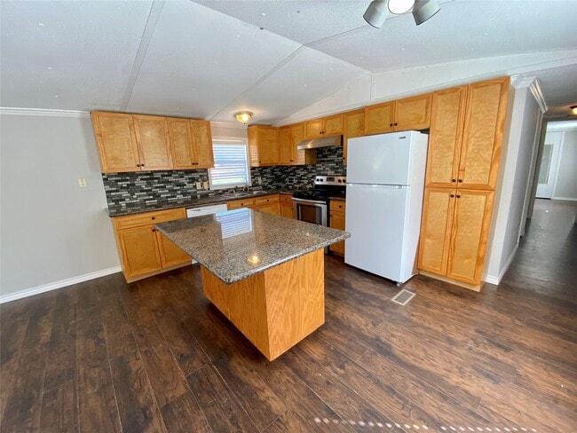 Building Photo - 16544 Live Oak Square Dr