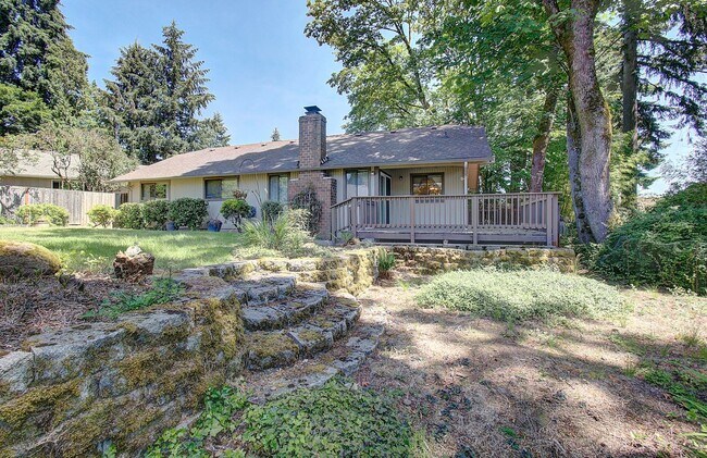 Foto del edificio - Spacious 3-Bedroom Home with Private Backyard Oasis