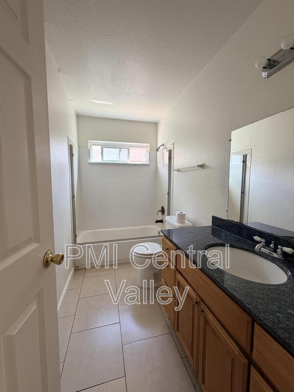 Foto del edificio - 7932 Montgomery Ave