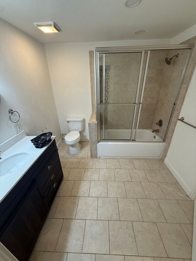 Building Photo - Check out this home in the heart of Benbrook!