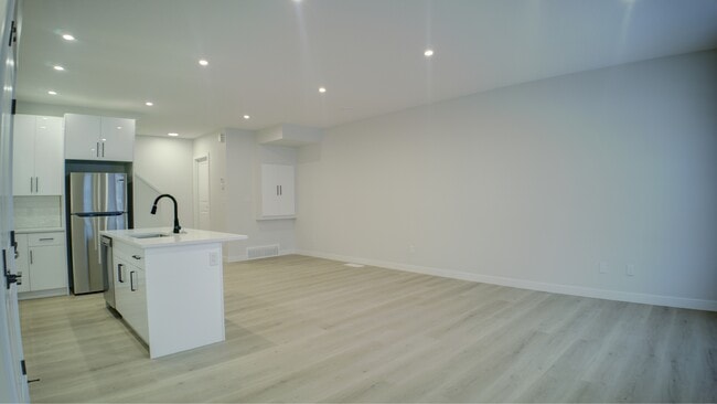 Photo du bâtiment - 10240-10157 157 St NW