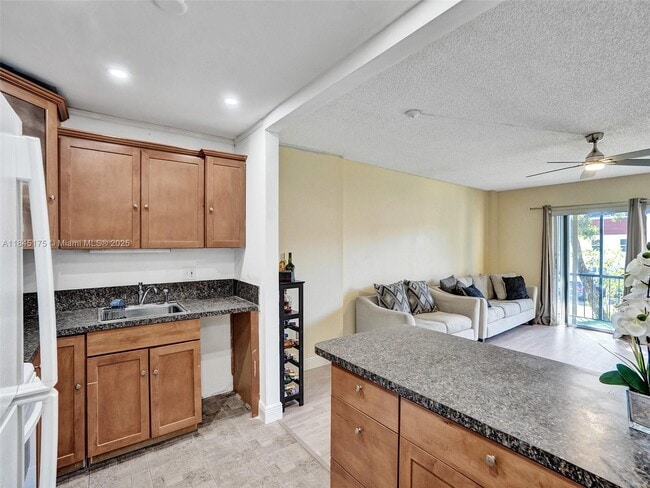 Building Photo - 4152 Inverrary Dr
