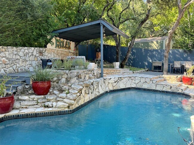 Foto del edificio - 806 Rock Creek Dr