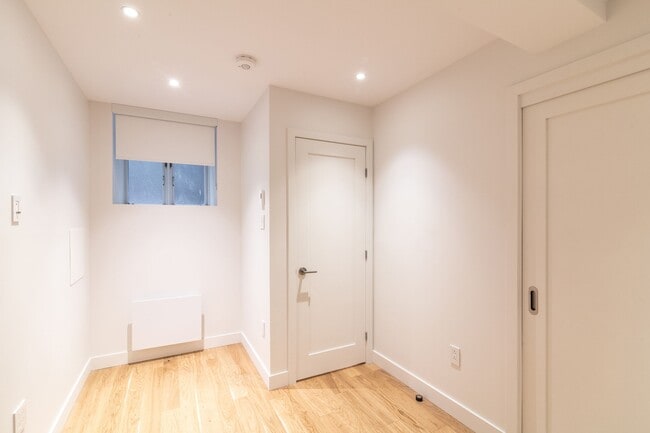 Building Photo - 2045 Rue Lambert-Closse