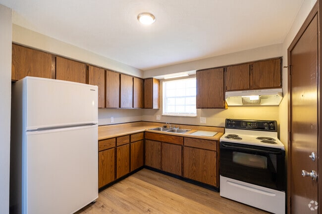 2 BR, 1.5 BA - 1,035 SF - Townhouse - Sanlor Avenue Apartments