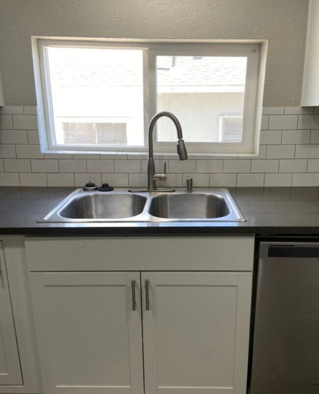 Foto del edificio - 3 Bedroom Home in Greeley - $1,995 with Mo...