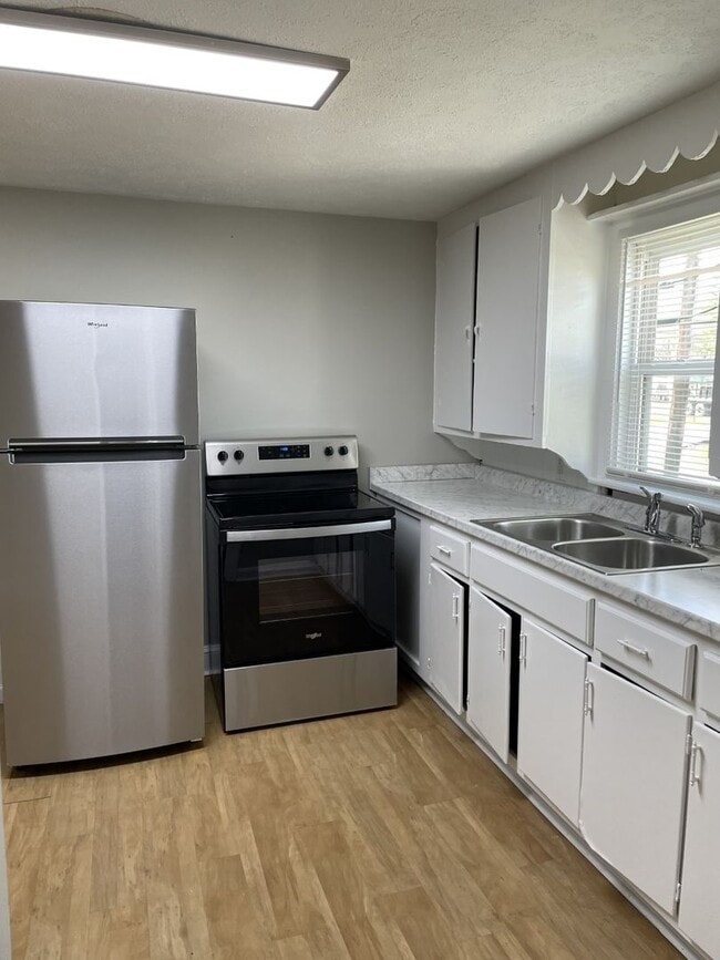 Building Photo - 4 Bedroom Two-Story Home with Large Yard, Lawn Care Included