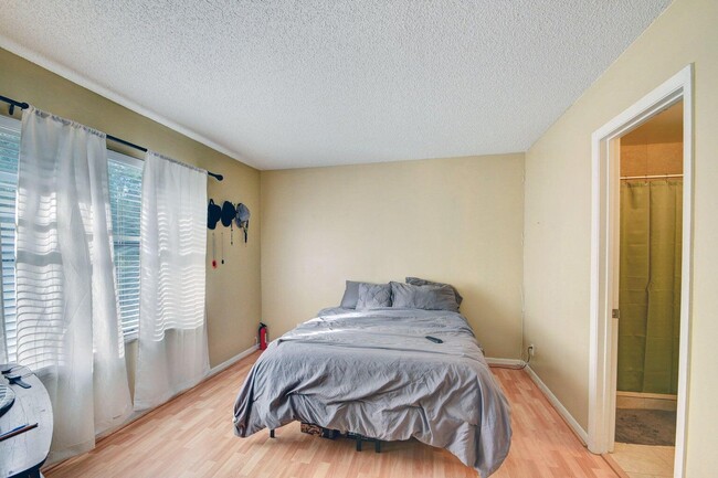 Building Photo - 799 Hill Dr