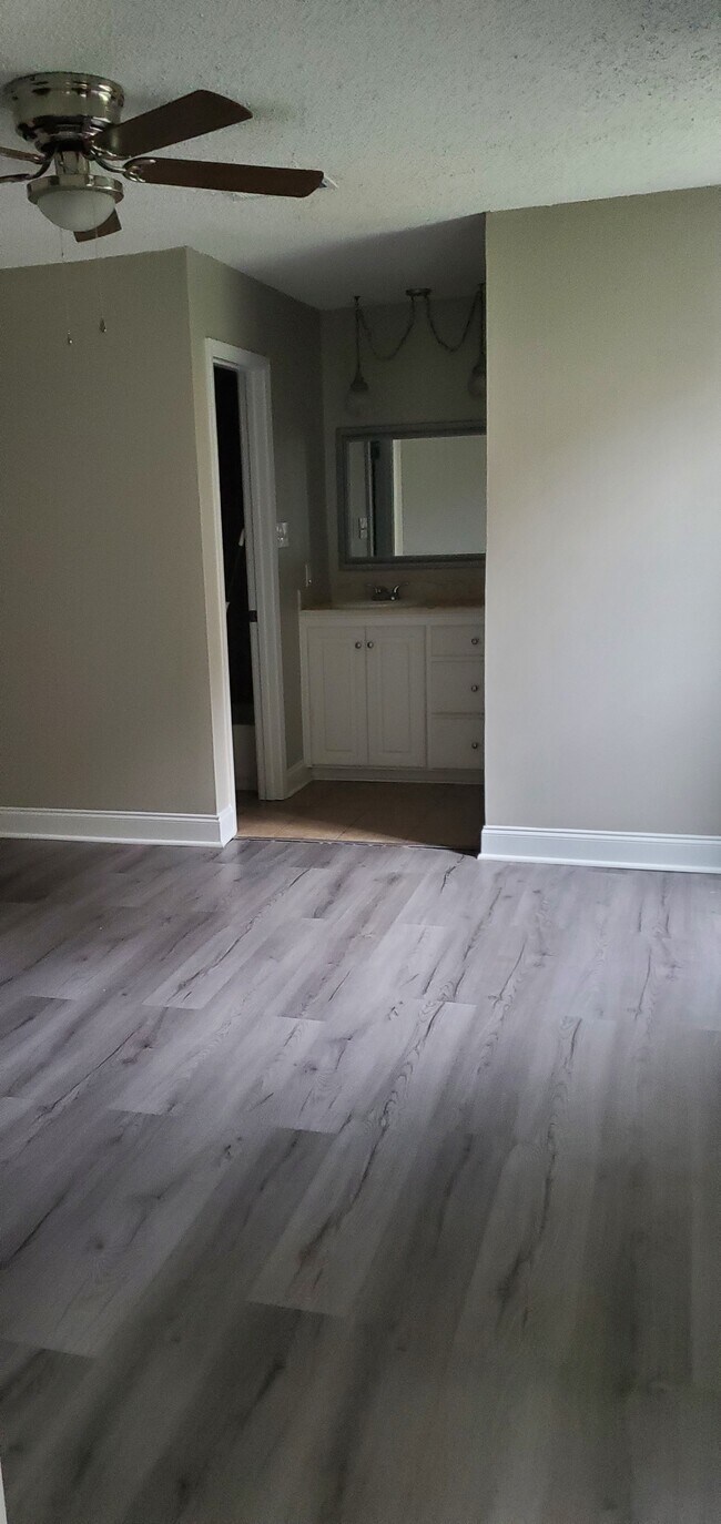 Building Photo - 15861 N King Bradford Dr