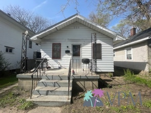 Building Photo - 1213 E Fox St
