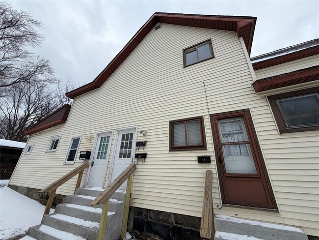 Foto del edificio - 330 E 3rd St