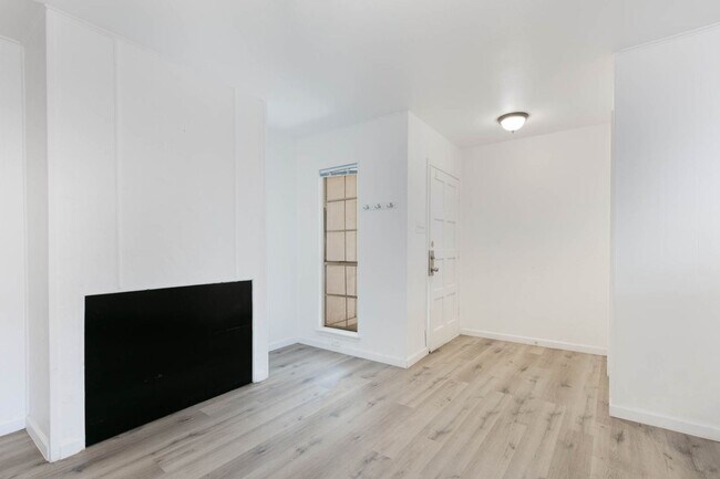 Building Photo - 2 br, 1.5 bath House - 6617 Forest Grove