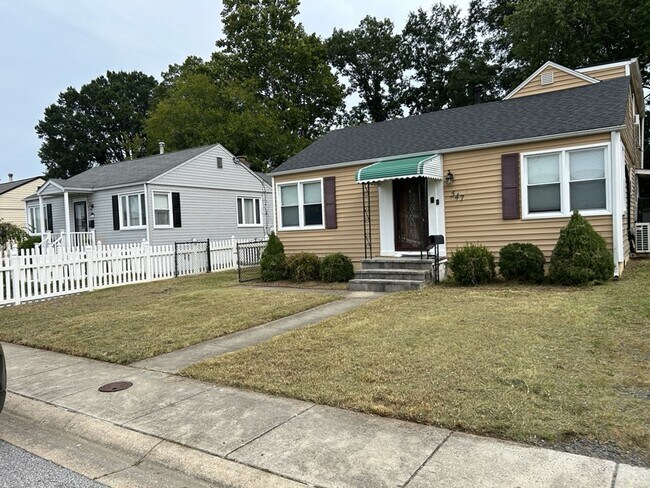 Foto del edificio - !! $500 OFF 2nds  MONTH'S RENT!!! Charming 3BR 2BA Home w/ Updated Kitchen + Large Front and Back...