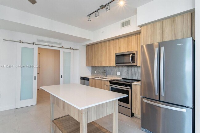 Building Photo - 2150 N Bayshore Dr