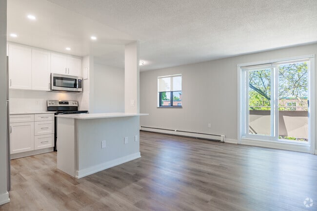 2BR, 1BA - 792 SF - Living/Dining - Wynbrook & Mayfair